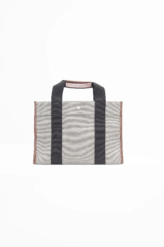 Traveller M- Rive Droite, Grey & White